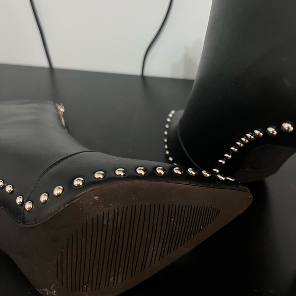 Black boots with stud. - Picture 4 of 6